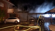 Feuerwehrleute löschen einen Brand in einem Carport in Edewecht. © NonstopNews 