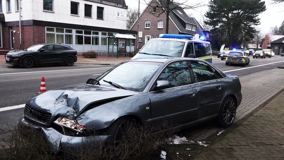 Ein Auto in Edewecht, das nach einer Verfolgungsjagd von der Polizei gestoppt wurde. © NonstopNews 