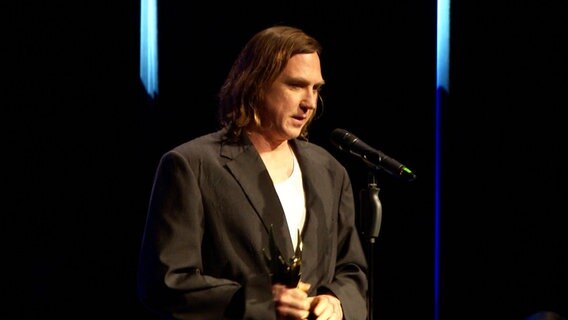 Lars Eidinger bei der Verleihung des Emder Schauspielpreises 2024. © NDR 