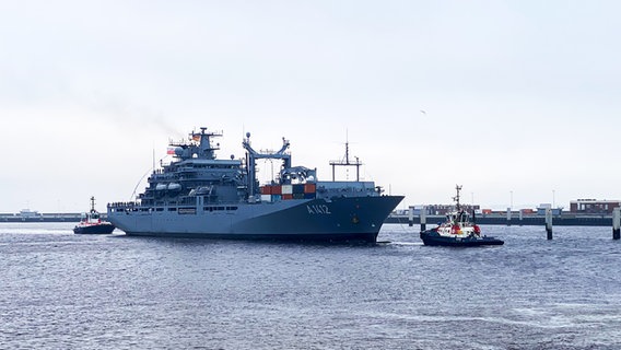 Der Einsatzgruppenversorger "Frankfurt am Main" läuft in Wilhelmshaven noch seinem Einsatz beim Indo-Pacific Deployment 2024 ein. © NDR Foto: Peter Becker