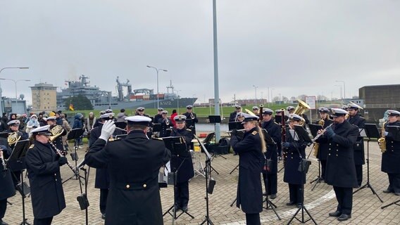 Der Einsatzgruppenversorger "Frankfurt am Main" wird bei seiner Rückkehr in Wilhelmshaven von einer Militärkapelle begrüßt. © NDR Foto: Peter Becker