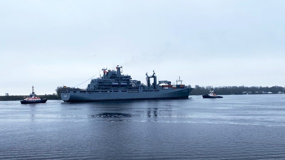 Einsatzgruppenversorger "Frankfurt am Main"  läuft in Wilhelmshaven ein. © NDR Foto: Peter Becker