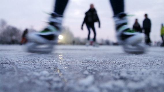 Schlittschuhläufer fahren über eine Eisdecke. © NonstopNews 