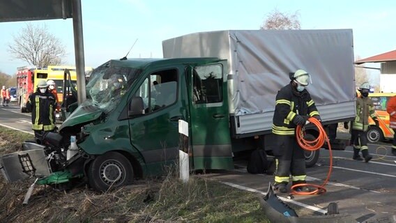 Warnstreik: 150 Metaller versammeln sich auf Auto ...