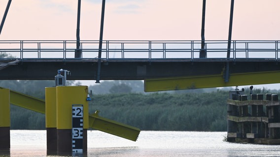 Durch eine Schiffskollision wurde die Eisenbahnbrücke über die Hunte bei Elsfleth beschädigt. © Lars Penning/dpa +++ dpa-Bildfunk Foto: Lars Penning/dpa +++ dpa-Bildfunk