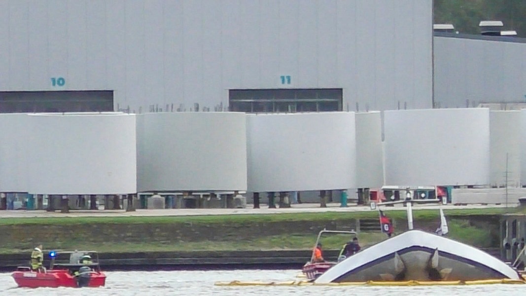 Barge sinks in port of Emden, salvage efforts underway