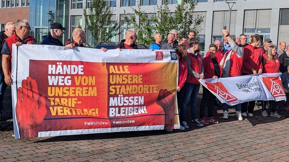 Mitglieder der IG Metall demonstrieren vor dem VW-Werk in Emden. © NDR Foto: Sebastian Duden