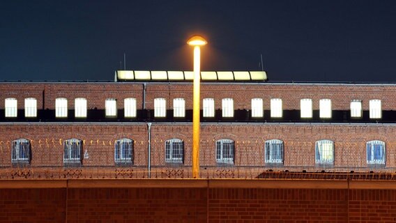 Die Fassade der Justizvollzugsanstalt für Männer in Vechta. Der 17-Jährige, der unter Tatverdacht steht, die elfjährige Lena in einem Parkhaus in Emden getötet zu haben, wurde nach seiner Verhaftung in diese JVA gebracht. © dpa Foto: Michael Bahlo