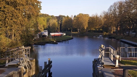 Die Kesselschleuse mit dem Emder Stadtgraben in Emden. © picture alliance / Zoonar Foto: Stefan Ziese