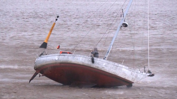 Ein Segelboot liegt auf einer Sandbank in der Ems. © NonstopNews 