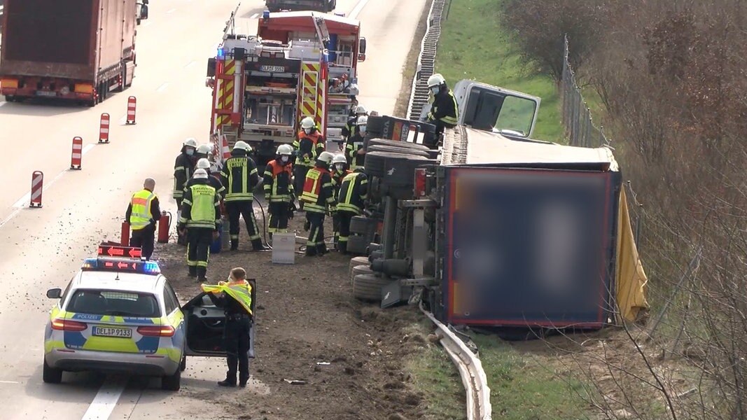 Lkw-Fahrer Bei Unfall Auf A1 Schwer Verletzt | NDR.de - Nachrichten ...