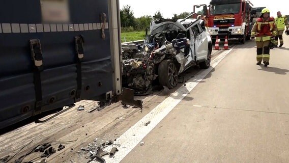 Tödlicher Unfall Auf A1: Auto Fährt Mit Großer Wucht Auf Lkw Auf | NDR ...