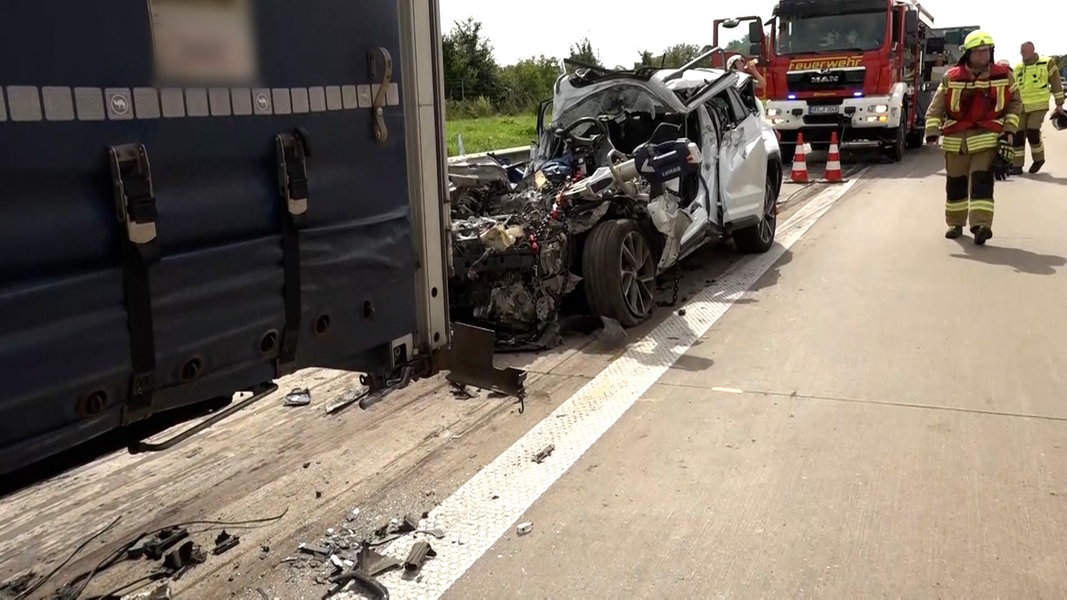 Tödlicher Unfall Auf A1 Auto Fährt Mit Großer Wucht Auf Lkw Auf Ndrde Nachrichten