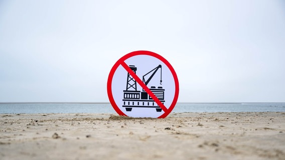 Ein Plakat gegen die geplante Erdgasförderung. Ein Konsortium um das niederländische Unternehmen One-Dyas will ab Ende 2024 vor der ostfriesischen Insel Erdgas fördern. © picture alliance / dpa Foto: Sina Schuldt