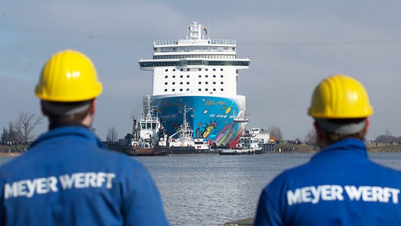 Mitarbeiter der Meyer Werft beobachten, wie die "Norwegian Breakaway" den Hafen der Meyer Werft in Papenburg (Niedersachsen) durch die Dockschleuse verlässt. © dpa-Bildfunk Foto: Carmen Jaspersen