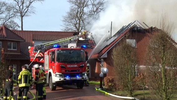 Der Anbau eines Wohnhauses brennt in Essen (Oldenburg). © Nord-West-Media TV 