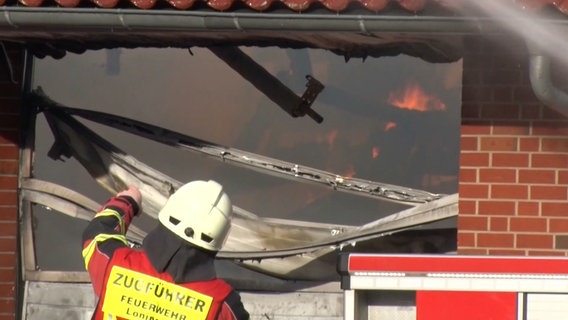 Der Anbau eines Wohnhauses brennt in Essen (Oldenburg). © Nord-West-Media TV 