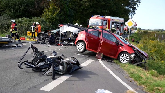 Demolierte Autos und Rettungskräfte bei einem Unfall in Eydelstedt © Nord-West-Media TV 