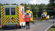 Zwei Rettungshubschrauber und ein Rettungswagen bei einem Unfall in Eydelstedt © Nord-West-Media TV 