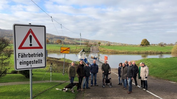 Anwohner demonstrieren gegen die Umwandlung einer Autofähre in eine Fußgängerfähre. © NDR Foto: Wilhelm Purk