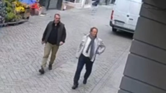 Das Bild einer Überwachungskamera zeigt zwei Männer. © Polizeiinspektion Oldenburg-Stadt / Ammerland 