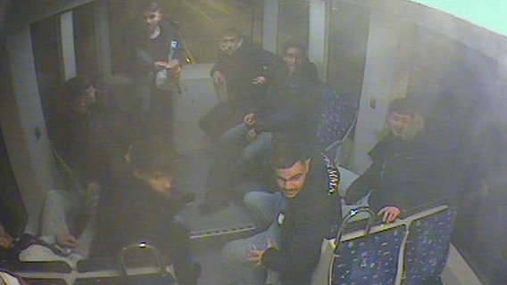 Ein Bild einer Überwachungskamera aus einer Bahn in Bremen. © Pressestelle Polizei Bremen 