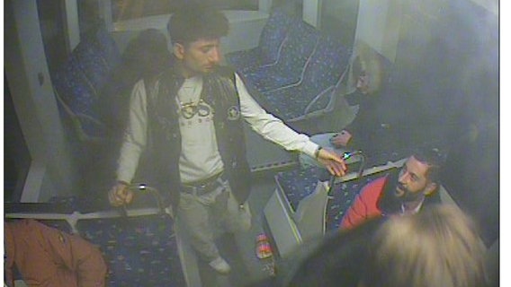 junge Männer in der Straßenbahn auf einem Fahndungsfoto der Polizei Bremen © Pressestelle Polizei Bremen 