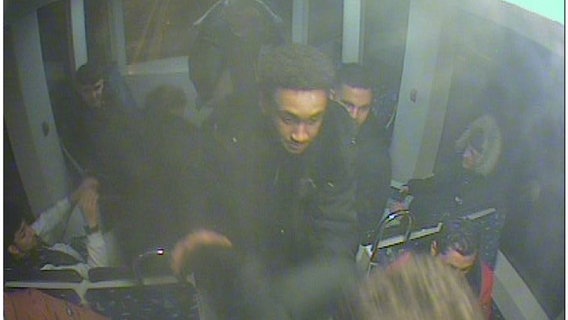 junge Männer in der Straßenbahn auf einem Fahndungsfoto der Polizei Bremen © Pressestelle Polizei Bremen 