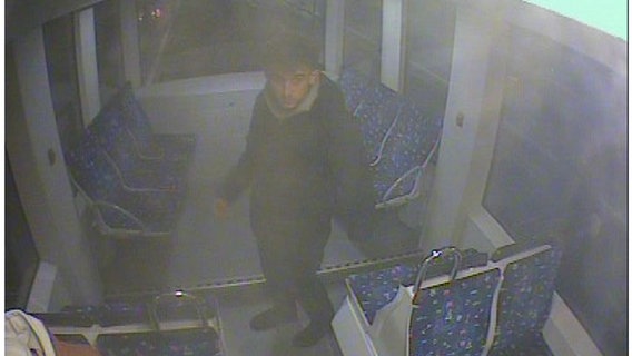 ein junger Mann in der Straßenbahn auf einem Fahndungsfoto der Polizei Bremen © Pressestelle Polizei Bremen 