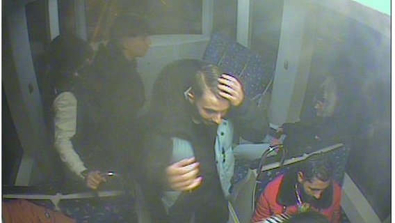 junge Männer in der Straßenbahn auf einem Fahndungsfoto der Polizei Bremen © Pressestelle Polizei Bremen 