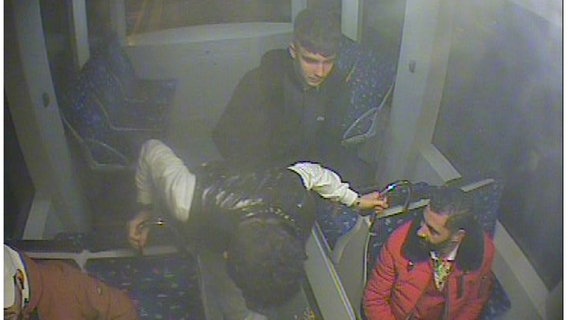 junge Männer in der Straßenbahn auf einem Fahndungsfoto der Polizei Bremen © Pressestelle Polizei Bremen 