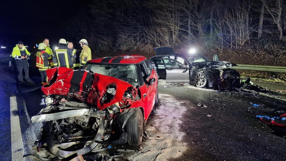 Zerstörte Autos stehen auf der Autobahn. © Nord-West-Media TV 