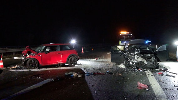 Zerstörte Autos stehen nach einem Unfall auf der A28. © Nord-West-Media TV 