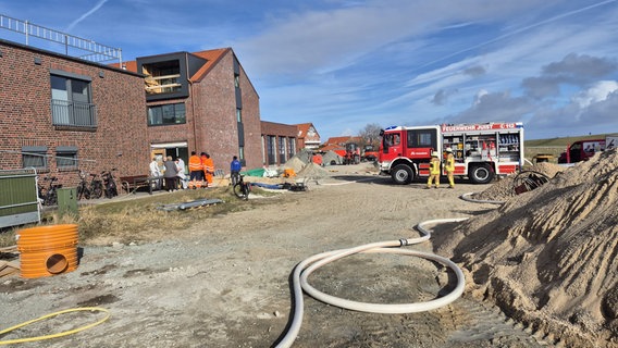 Die Feuerwehr wurde zum Brand am eigenen Neubau gerufen. © Kreisfeuerwehrverband Aurich Foto: Arend Janssen-Visser