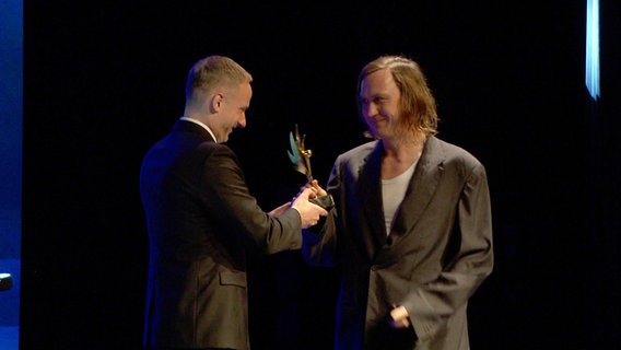 Lars Eidinger bei einer Preisverleihung auf der Bühne des Filmfests in Emden. © NDR 