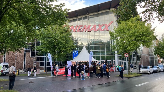 Vor einem Kino warten Menschen auf den Beginn des Filmfestes Oldenburg. © NDR Foto: Kristin Hunfeld