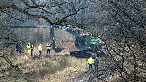 Mit einem Bagger wurden auf dem ehemaligen Fliegerhorst Gelände in Oldenburg Bodenproben entnommen. © NDR Foto: Christina Gerlach