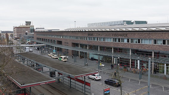 Außenaufnahme vom Flughafen Bremen  Foto: Jörg Sarbach