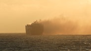Der brennende Frachter "Fremantle Highway" liegt vor Ameland auf dem Meer. © Rijkswaterstaat 