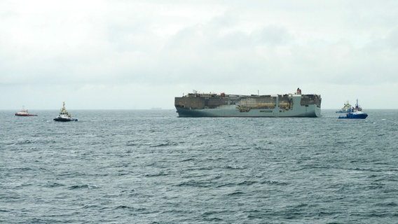 Ein Foto, das von der niederländischen Küstenwache zur Verfügung gestellt wurde, zeigt den Frachter "Fremantle Highway". © Coast Guard Netherlands 