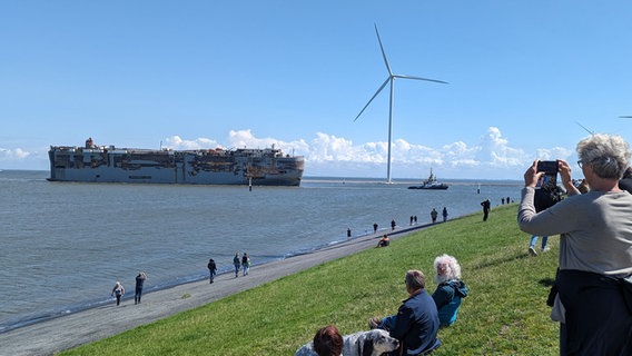 Der havarierte Frachter "Fremantle Highway" wird in den Hafen von Eemshaven geschleppt. © NDR Foto: Sebastian Duden