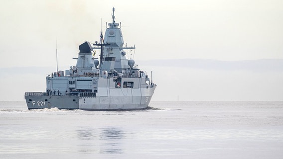 Die Fregatte "Hessen" läuft in Wilhelmshaven aus. © dpa-picture alliance Foto: Sina Schuldt/dpa