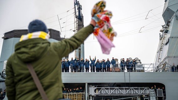 Die Fregatte "Hessen" läuft in Wilhelmshaven aus. © dpa-Bildfunk Foto: Sina Schuldt/dpa