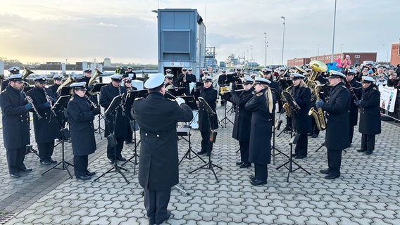 Ein Marineorchester spielt bei der Ankunft der Fregatte "Hamburg". © NDR Foto: Thees Jagels