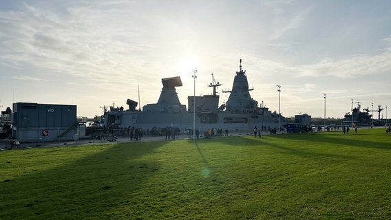 Die Fregatte "Hamburg" läuft im Hafen von Wilhelmshaven ein. © NDR Foto: Thees Jagels