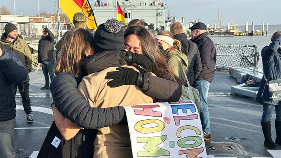 Angehörige begrüßen einen heimgekehrten Marine-Soldaten. © NDR Foto: Thees Jagels