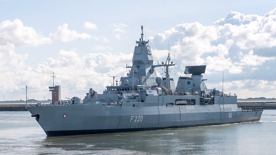 Die Fregatte "Hamburg" läuft im Hafen von Wilhelmshaven ein. © dpa-Bildfunk Foto: Sina Schuldt