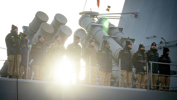 Die Besatzung der Fregatte "Hamburg" kommt mit dem Schiff am Pier des Marinestützpunktes in Wilhelmshaven an. © dpa-Bildfunk Foto: Sina Schuldt