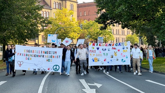 Schüler bei einem Friedensmarsch in Oldenburg. © NDR Foto: Pascal Klug