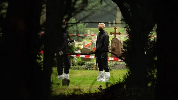 Polizisten auf einem Friedhof in Bremen, auf dem eine blutüberströmte Leiche entdeckt wurde. © NonstopNews 